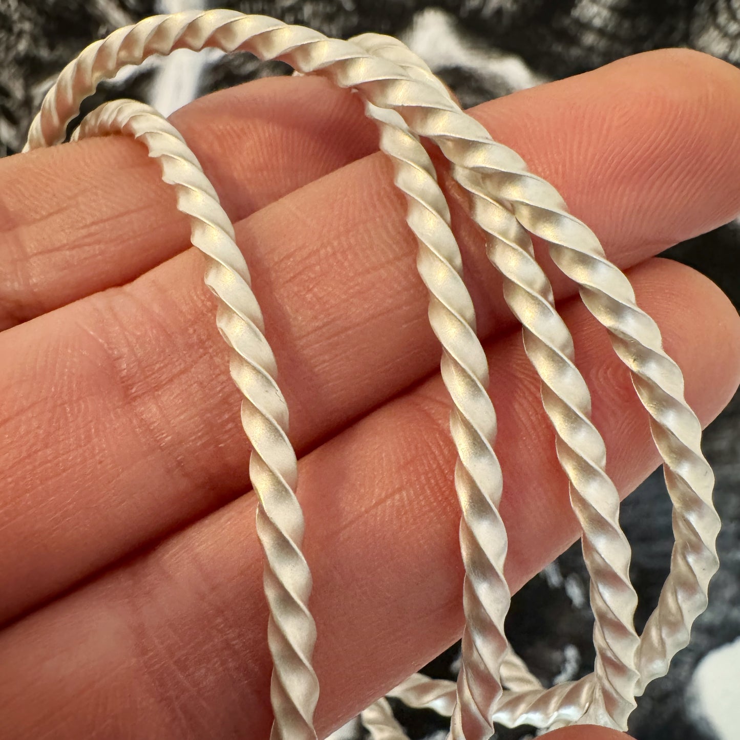 Twisted Cuff | Satin sheen