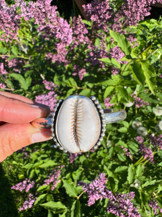 Hawaiian Cowrie Shell Cuff | Size M